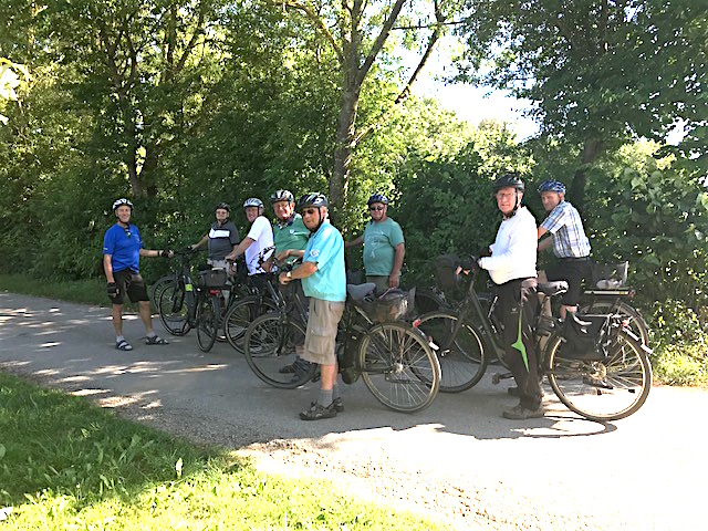 Gymnastik-Herren auf Radtour